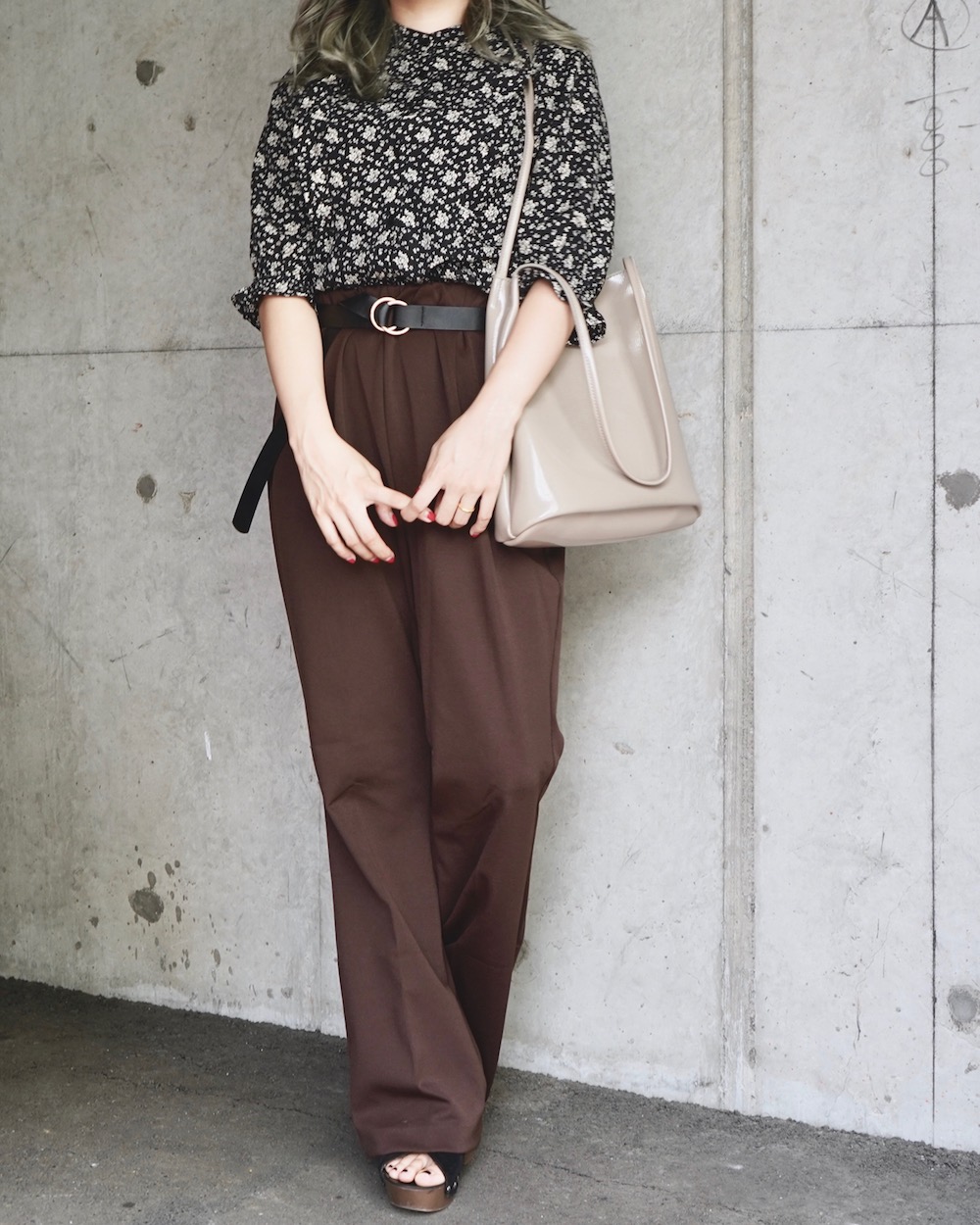 Frill Point Monotone Flower Blouse (black)