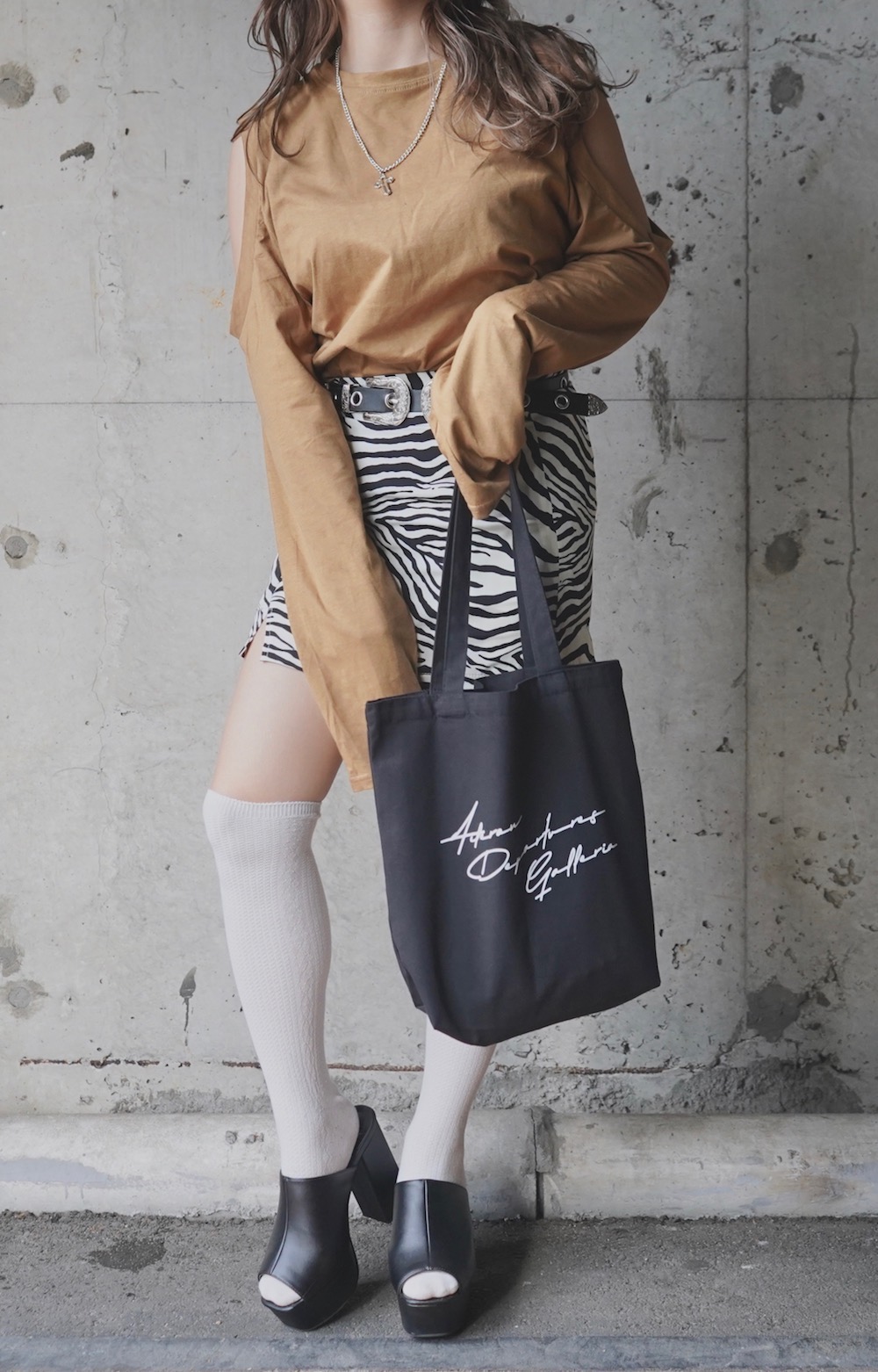 Open Shoulder L/S T-shirts (Light brown)