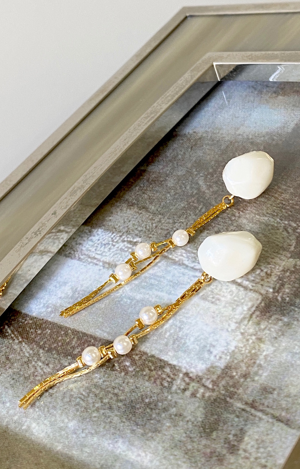 【handmade】nuance stone×pearl chain fringe pierce（gold-white）