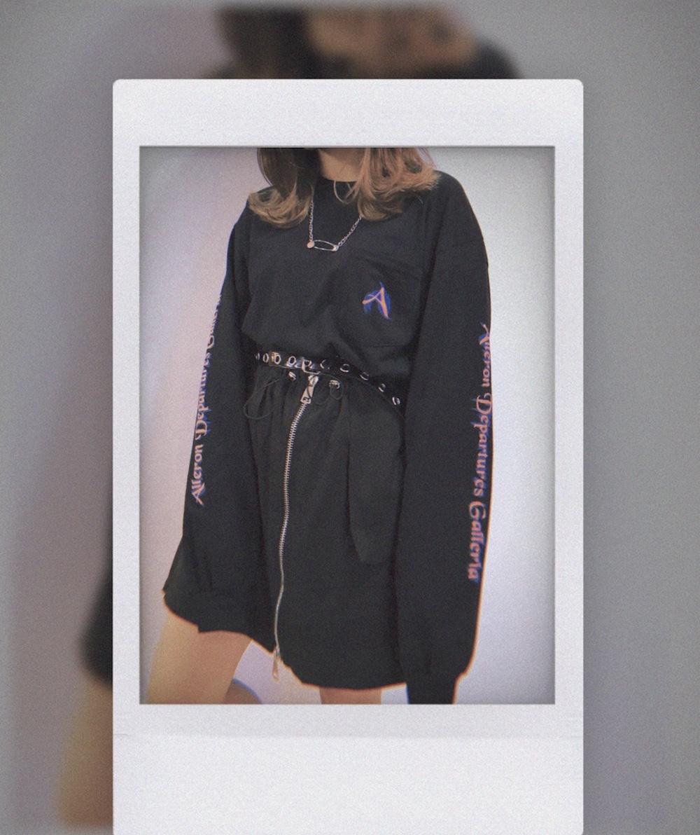 ADG AURA LOGO SLEEVE POCKET BIG L/S TEE