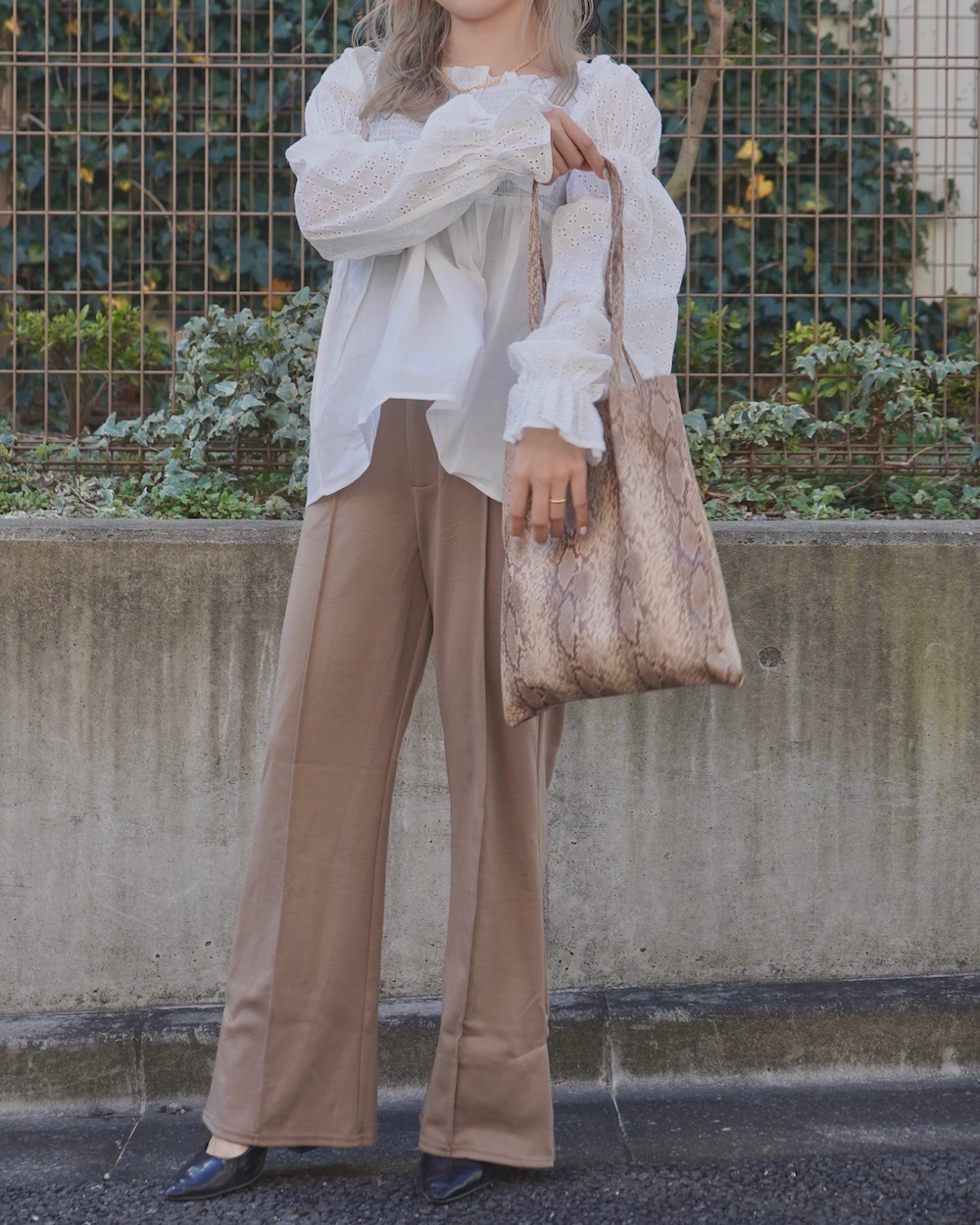 Pin-Tuck Flare Slit Pants  (beige)