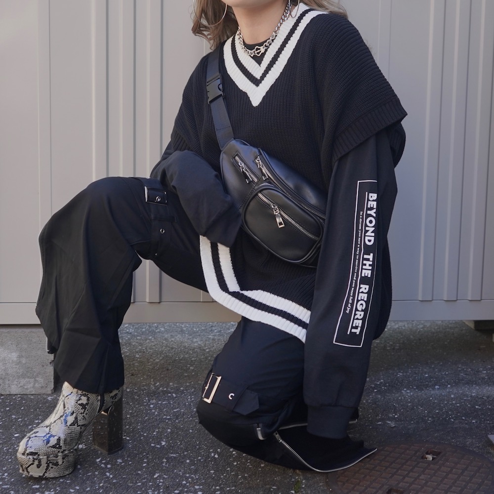 Knee Belted&Zip Slit Flare Pants (black)